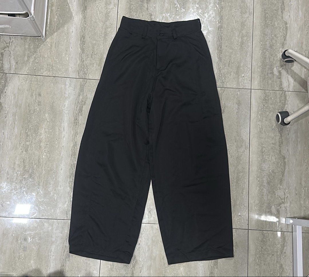 Wide leg/ Barrel Pants (Category: Jeans) located in Valenzuela. Submitted by jamluvn (Listing ID 1470914897, Image 1). Description: Waistline: 28-30 - Color: Solid Black - Fit: High-waisted with a relaxed wide-leg silhouette - Details: Features belt loops and front button closure - Style: Clean and minimal, perfect for daily wear - Pairing: Easy to style with basic tees or button-downs.