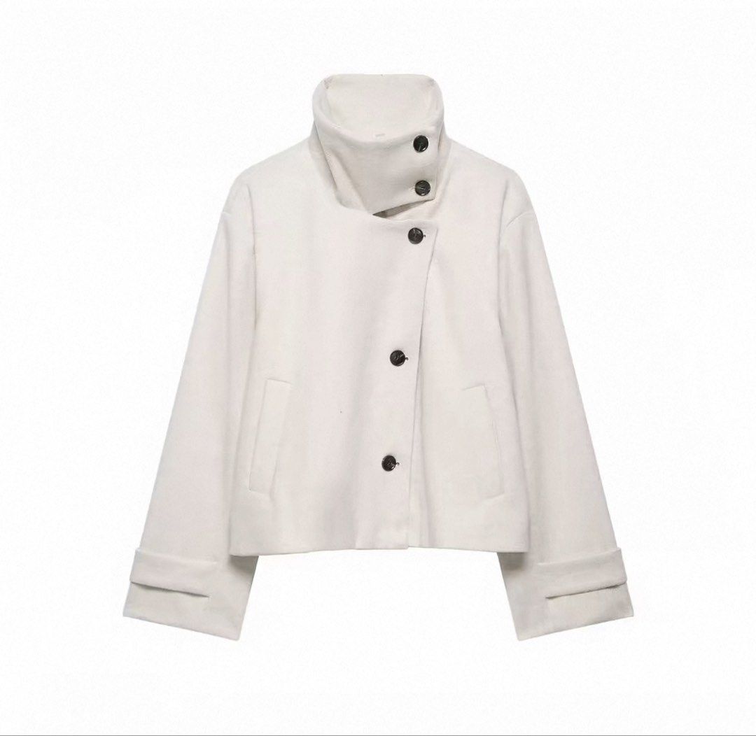 Winter jacket (Category: Coats, Jackets and Outerwear) located in Johor Bahru. Submitted by snoopsnop_ (Listing ID 1470791087, Image 1). Description: Suitable for 1-10 degree Colour: white Size- S-M.