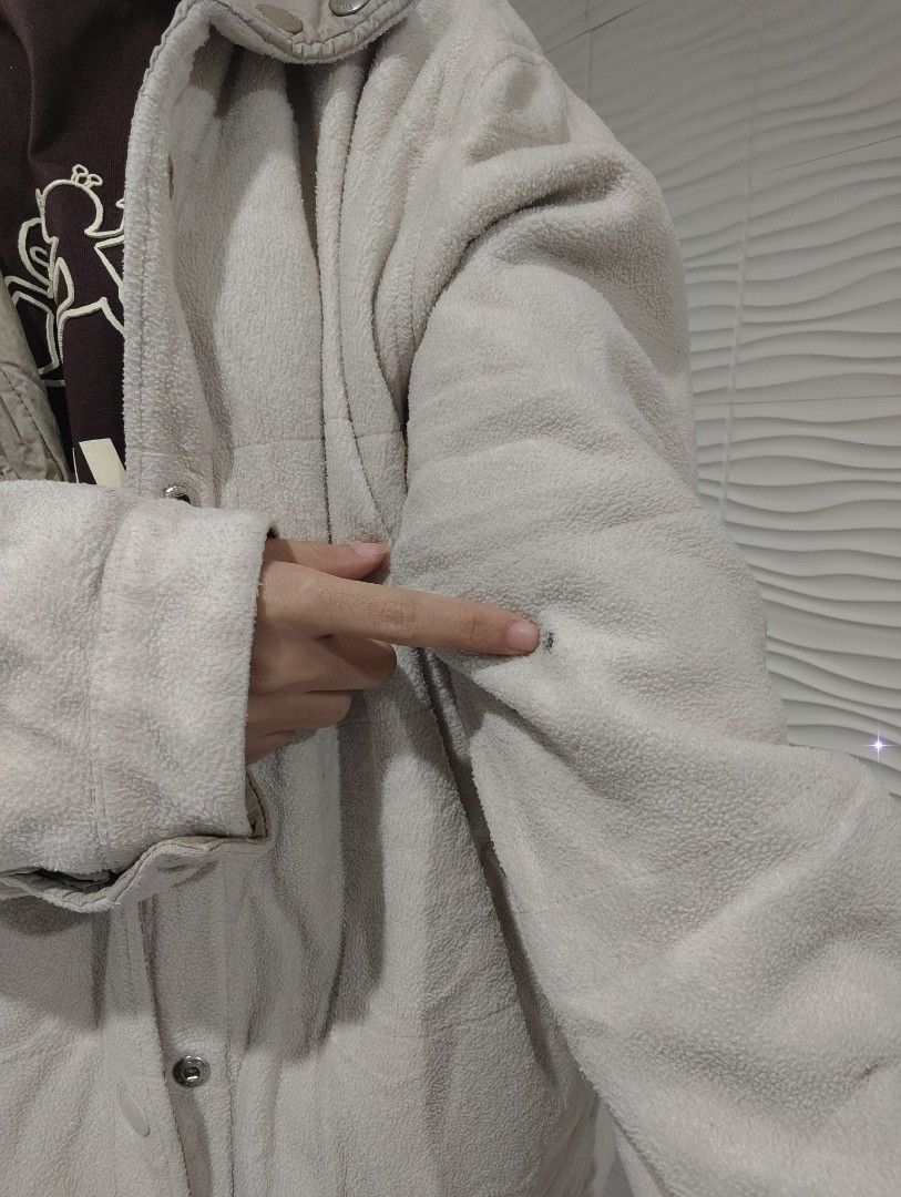 Winter Reversible Quilted Fleece Jacket Beige Off-White (Category: Coats, Jackets and Outerwear) located in Makati City. Submitted by rrraiii (Listing ID 1470886730, Image 3). Description: selling my extra winter / autumn fits ❄️ - Style: Reversible winter jacket with an oversized fit - Side A: Beige quilted fabric - Side B: Off-white fleece - Features: Snap button front closure and deep front pockets - Condition: Great everyday piece, but has a 