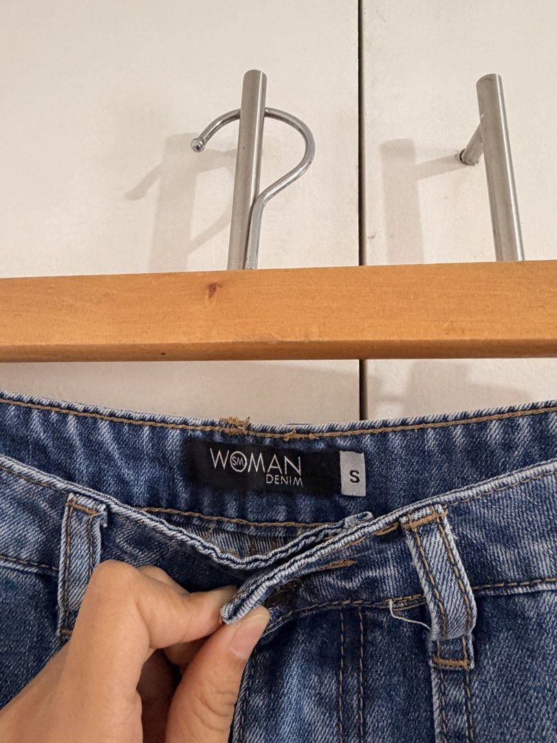 Woman Denim Cargo Jeans Size S (Category: Jeans) located in Marikina City. Submitted by _bananahanaa (Listing ID 1470801538, Image 3). Description: - Brand: Woman Denim - Size: Small - Fit: High-waisted with a straight leg cut - Color/Wash: Classic medium wash - Details: Multiple utility pockets on sides and back - Closure: Button and zipper fly size 28.