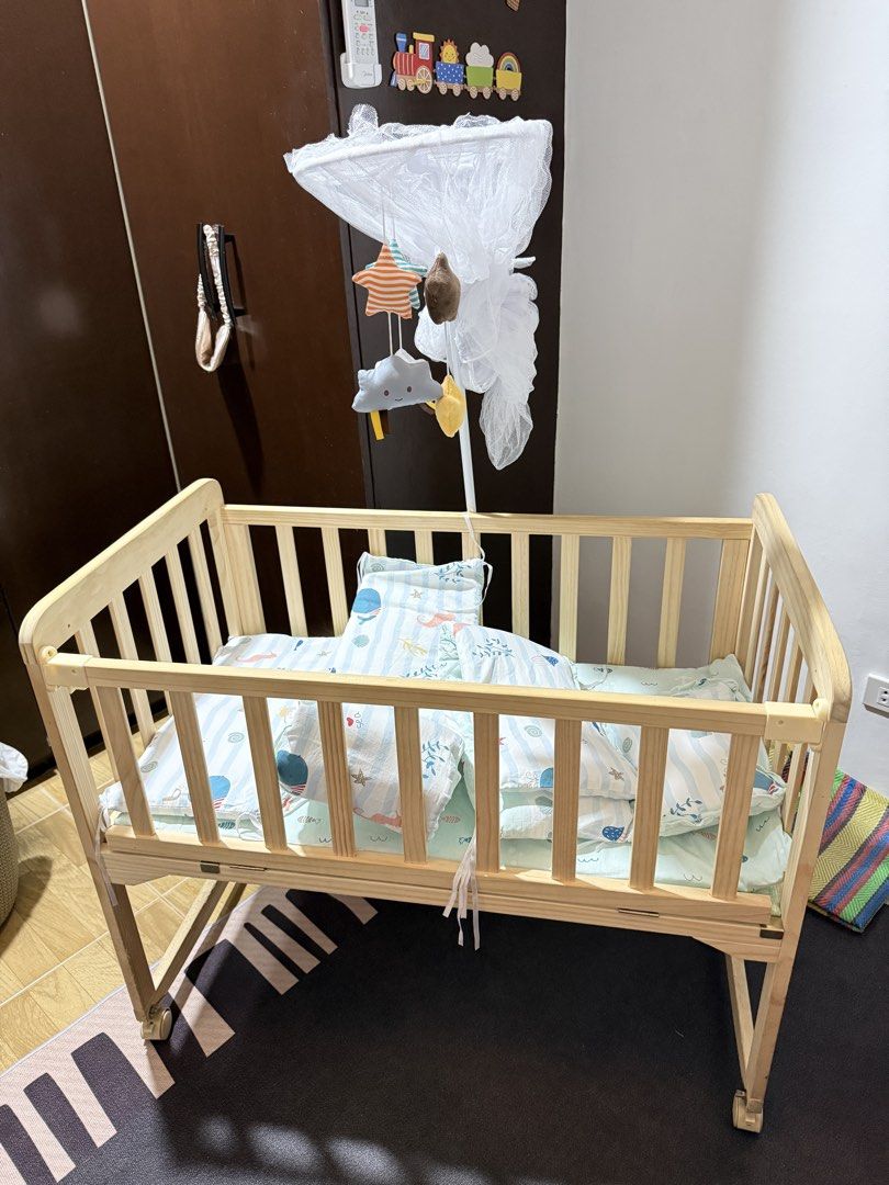 Wooden Crib (Category: Cots & Cribs) located in San Pedro. Submitted by space4peace (Listing ID 1470913285, Image 2). Description: .
