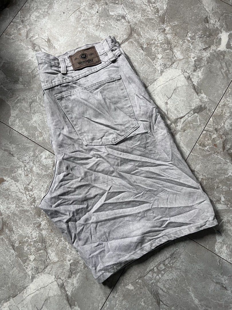 WRANGLER GRAY JORTS🔥 (Category: Shorts) located in Manila. Submitted by damnthrift (Listing ID 1470758322, Image 1). Description: WAIST 36📍 EXCELLENT CONDITION GOOD AS NEW🔥.