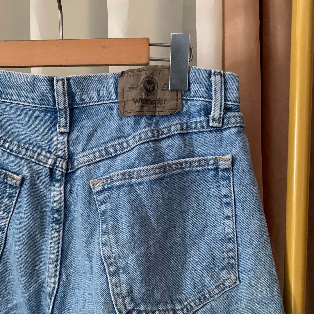WRANGLER LIGHT WASHED JORTS (Category: Jeans) located in Binalonan. Submitted by thrift_on2022 (Listing ID 1470876575, Image 2). Description: W - 32 L - 20.5 HEM - 11 Excellent condition✅ Send offers directly📩.