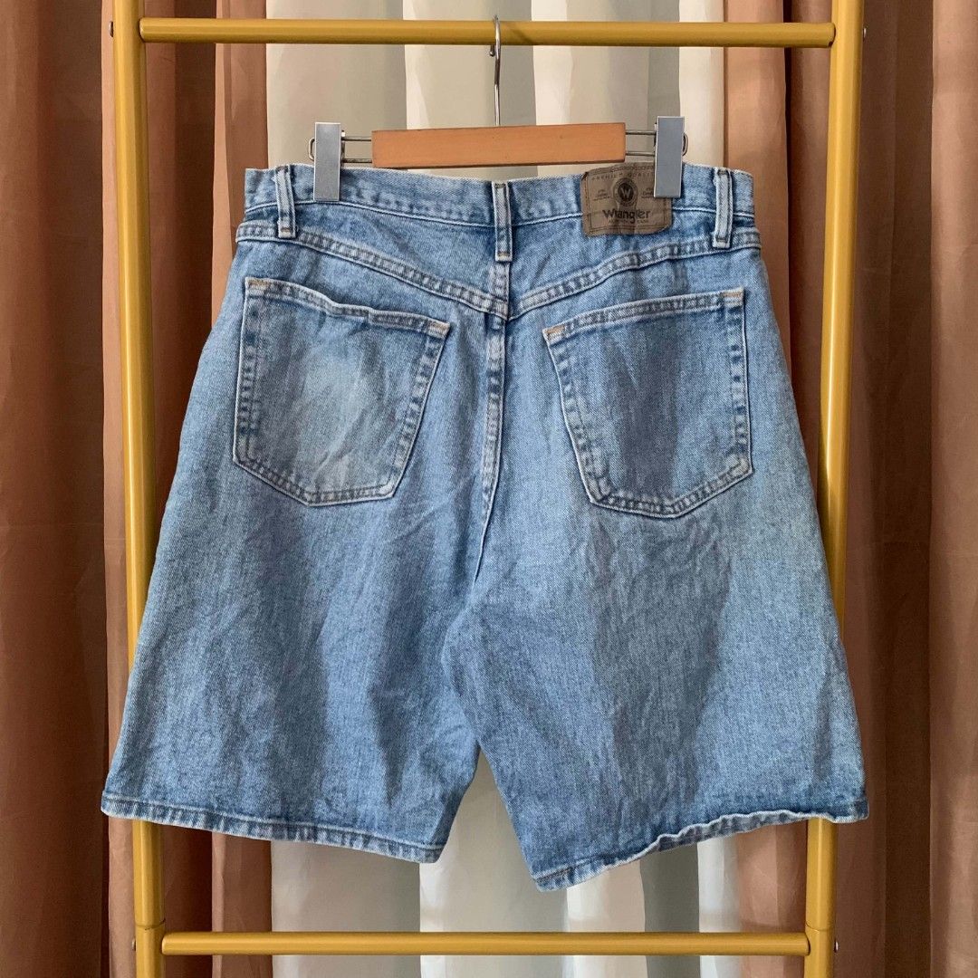 WRANGLER LIGHT WASHED JORTS (Category: Jeans) located in Binalonan. Submitted by thrift_on2022 (Listing ID 1470876575, Image 1). Description: W - 32 L - 20.5 HEM - 11 Excellent condition✅ Send offers directly📩.