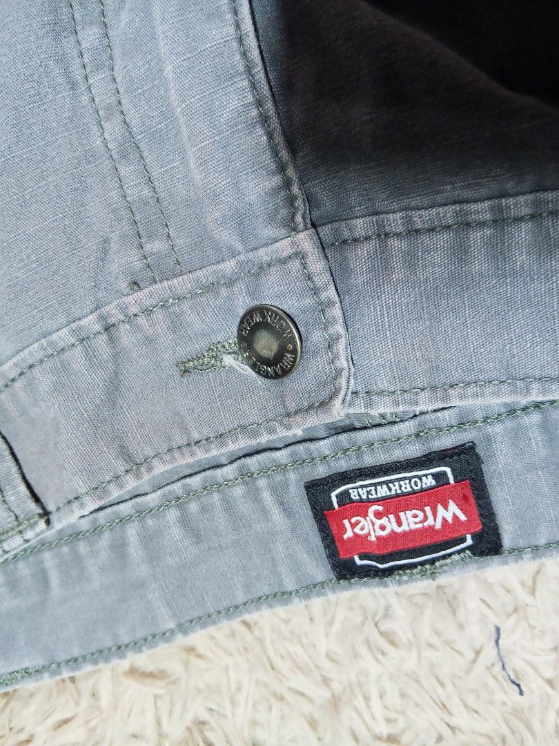 Wrangler Workwear Cargo Pants Gray Men's (Category: Jeans) located in Lucban. Submitted by aeronroyyy (Listing ID 1470809805, Image 3). Description: - Brand: Wrangler Workwear - Color: Gray - Fit: Classic relaxed fit - Material: Durable ripstop fabric - Features: Multiple utility pockets, side cargo pockets, and a hammer loop - Closure: Button closure with branded hardware - Condition: Excellent - Best for: Everyday work or casual wear - Shipping