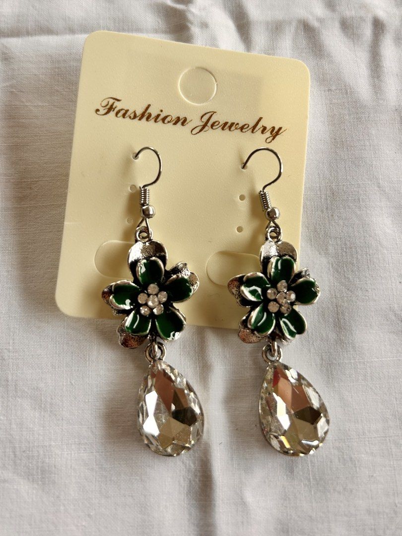 Y2k flower chandelier earrings (Category: Earrings) located in Pinamalayan. Submitted by _dragonfly (Listing ID 1470769037, Image 2). Description: 80 each .