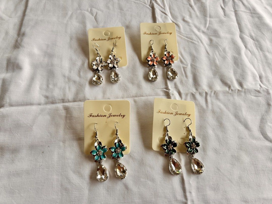 Y2k flower chandelier earrings (Category: Earrings) located in Pinamalayan. Submitted by _dragonfly (Listing ID 1470769037, Image 1). Description: 80 each .