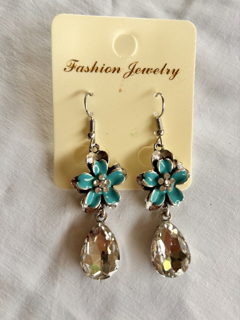 Y2k flower chandelier earrings (Category: Earrings) located in Pinamalayan. Submitted by _dragonfly (Listing ID 1470769037, Image 3). Description: 80 each .