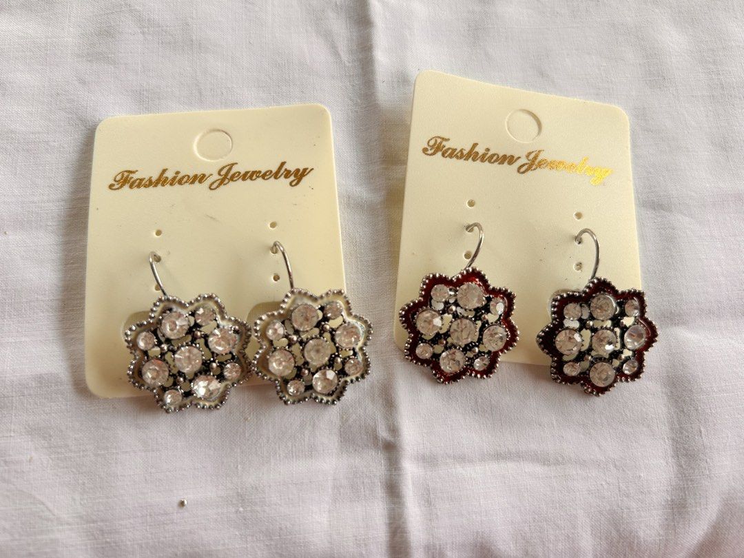 Y2k gemstone flower earrings (Category: Earrings) located in Pinamalayan. Submitted by _dragonfly (Listing ID 1470768827, Image 2). Description: 30 each.