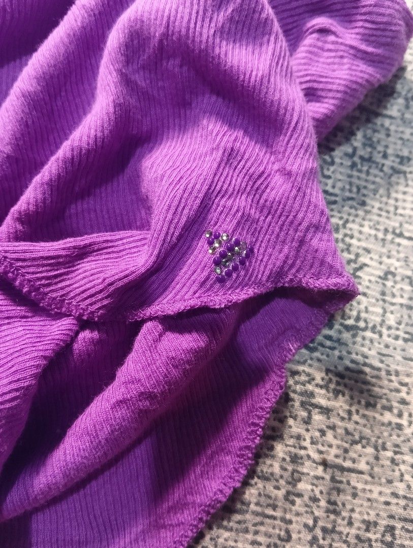 Y2k Guess purple sleeveless henley top (Category: Sleeveless) located in Binangonan. Submitted by uhwhynot (Listing ID 1470891797, Image 3). Description: .