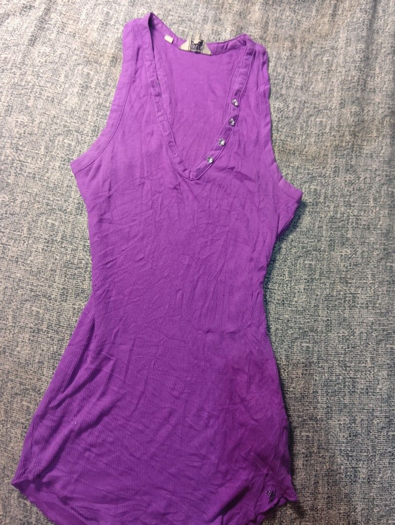 Y2k Guess purple sleeveless henley top (Category: Sleeveless) located in Binangonan. Submitted by uhwhynot (Listing ID 1470891797, Image 1). Description: .