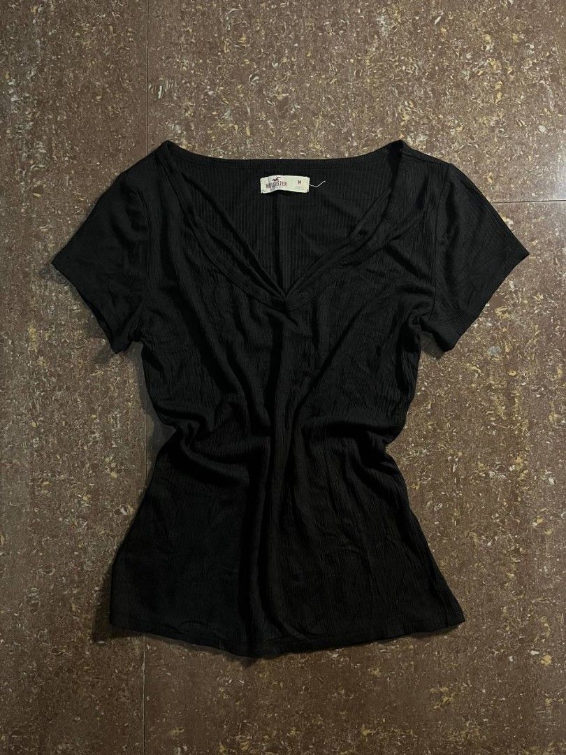 Y2k Hollister blouse for she (Category: Dresses) located in Quezon City. Submitted by thomosssss (Listing ID 1470891139, Image 1). Description: size small stretchable no issue.