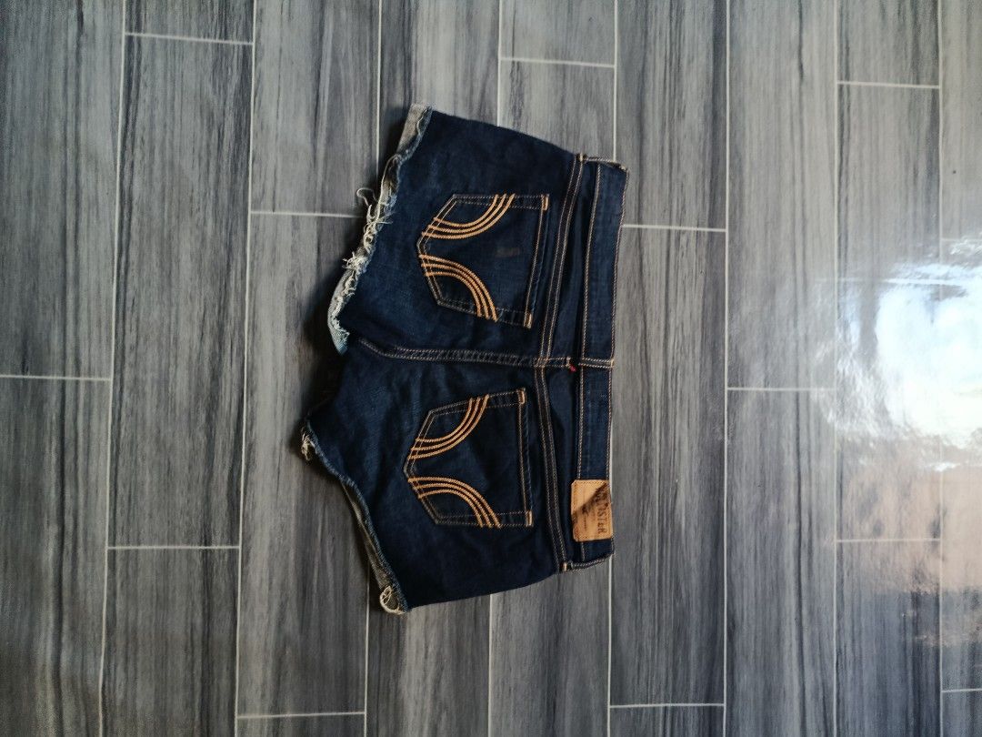 Y2K Hollister short (Category: Shorts) located in Bacolod City. Submitted by empatees (Listing ID 1470830768, Image 2). Description: .