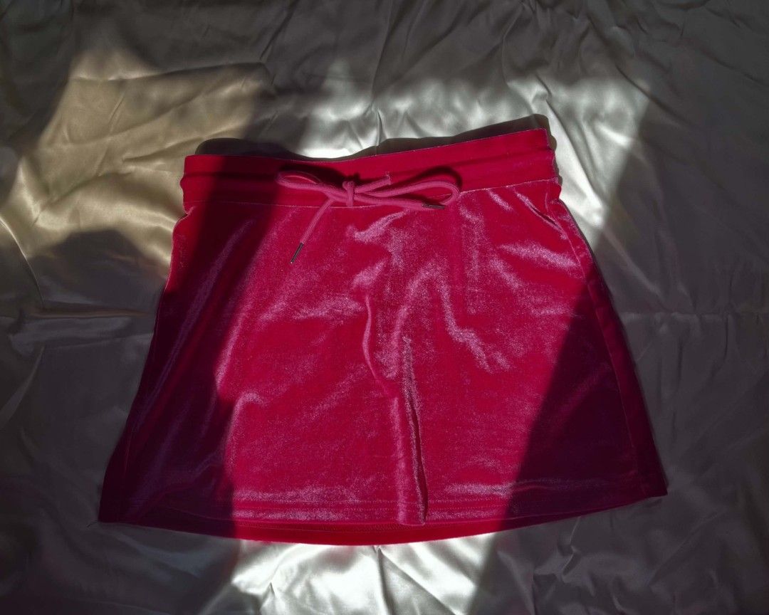 Y2K hot pink tracksuit (Category: Sets or Coordinates) located in Manila. Submitted by vivaciousrue (Listing ID 1470764674, Image 3). Description: 𝒀2𝑲 𝒉𝒐𝒕 𝒑𝒊𝒏𝒌 𝒕𝒓𝒂𝒄𝒌𝒔𝒖𝒊𝒕 💋 — 𝒔 — 𝒔𝒆𝒎𝒊 𝒎 — 10/10 𝒄𝒐𝒏𝒅𝒊𝒕𝒊𝒐𝒏 𝒑𝒆𝒓𝒇𝒆𝒄𝒕 𝒇𝒐𝒓 𝒃𝒂𝒅𝒅𝒊𝒆𝒔 !! — 𝒔𝒖𝒑𝒆𝒓 𝒑𝒓𝒆𝒕𝒕𝒚 𝒃𝒐𝒖𝒈𝒉𝒕 𝒕𝒉𝒊𝒔 𝒐𝒏 𝒔𝒉𝒆𝒊𝒏 𝒇𝒐𝒓 700+ 📦 𝒎𝒐𝒅: 𝒋𝒏𝒕/𝒍𝒂𝒍𝒂𝒎𝒐𝒗𝒆 🧾 𝒎𝒐𝒑: 𝒈𝒄𝒂𝒔𝒉/𝒎𝒂𝒓𝒊.