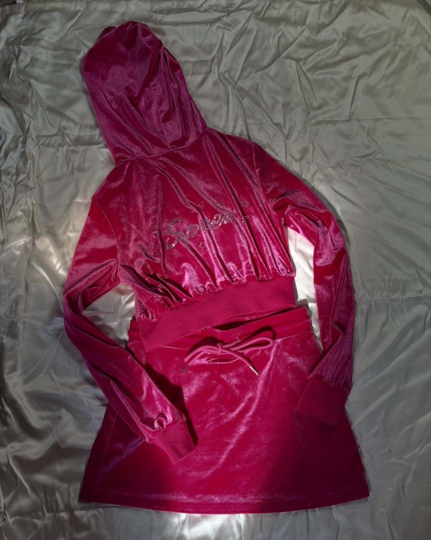 Y2K hot pink tracksuit (Category: Sets or Coordinates) located in Manila. Submitted by vivaciousrue (Listing ID 1470764674, Image 2). Description: 𝒀2𝑲 𝒉𝒐𝒕 𝒑𝒊𝒏𝒌 𝒕𝒓𝒂𝒄𝒌𝒔𝒖𝒊𝒕 💋 — 𝒔 — 𝒔𝒆𝒎𝒊 𝒎 — 10/10 𝒄𝒐𝒏𝒅𝒊𝒕𝒊𝒐𝒏 𝒑𝒆𝒓𝒇𝒆𝒄𝒕 𝒇𝒐𝒓 𝒃𝒂𝒅𝒅𝒊𝒆𝒔 !! — 𝒔𝒖𝒑𝒆𝒓 𝒑𝒓𝒆𝒕𝒕𝒚 𝒃𝒐𝒖𝒈𝒉𝒕 𝒕𝒉𝒊𝒔 𝒐𝒏 𝒔𝒉𝒆𝒊𝒏 𝒇𝒐𝒓 700+ 📦 𝒎𝒐𝒅: 𝒋𝒏𝒕/𝒍𝒂𝒍𝒂𝒎𝒐𝒗𝒆 🧾 𝒎𝒐𝒑: 𝒈𝒄𝒂𝒔𝒉/𝒎𝒂𝒓𝒊.