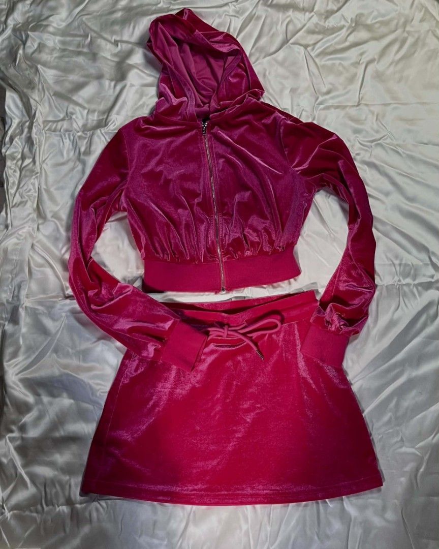 Y2K hot pink tracksuit (Category: Sets or Coordinates) located in Manila. Submitted by vivaciousrue (Listing ID 1470764674, Image 1). Description: 𝒀2𝑲 𝒉𝒐𝒕 𝒑𝒊𝒏𝒌 𝒕𝒓𝒂𝒄𝒌𝒔𝒖𝒊𝒕 💋 — 𝒔 — 𝒔𝒆𝒎𝒊 𝒎 — 10/10 𝒄𝒐𝒏𝒅𝒊𝒕𝒊𝒐𝒏 𝒑𝒆𝒓𝒇𝒆𝒄𝒕 𝒇𝒐𝒓 𝒃𝒂𝒅𝒅𝒊𝒆𝒔 !! — 𝒔𝒖𝒑𝒆𝒓 𝒑𝒓𝒆𝒕𝒕𝒚 𝒃𝒐𝒖𝒈𝒉𝒕 𝒕𝒉𝒊𝒔 𝒐𝒏 𝒔𝒉𝒆𝒊𝒏 𝒇𝒐𝒓 700+ 📦 𝒎𝒐𝒅: 𝒋𝒏𝒕/𝒍𝒂𝒍𝒂𝒎𝒐𝒗𝒆 🧾 𝒎𝒐𝒑: 𝒈𝒄𝒂𝒔𝒉/𝒎𝒂𝒓𝒊.