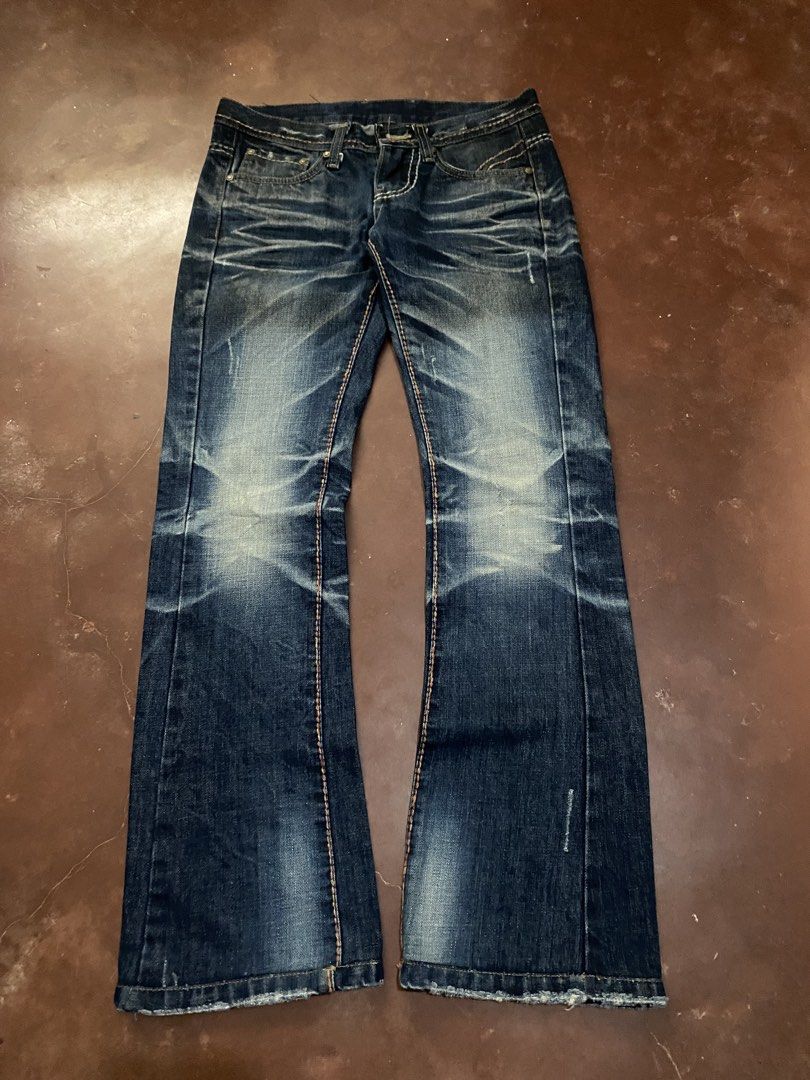 Y2k Mani Mid~Rise Bootcut (Category: Jeans) located in Malita. Submitted by ronnyboi (Listing ID 1470775180, Image 1). Description: W:31 L:37 T:10 H:8 Missing front button lock Mine:300.