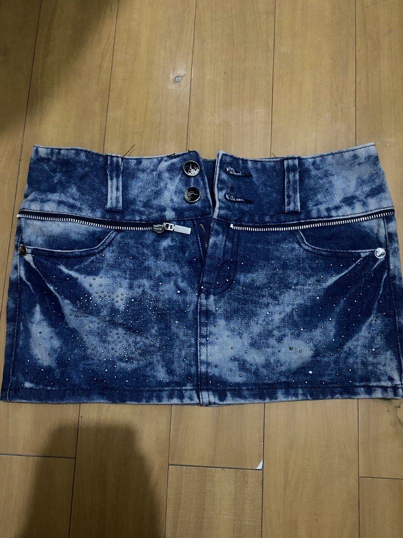 y2k mini skirt (Category: Skirts) located in Marikina City. Submitted by ctgccc (Listing ID 1470897425, Image 1). Description: no damage or stains! good as new medium.