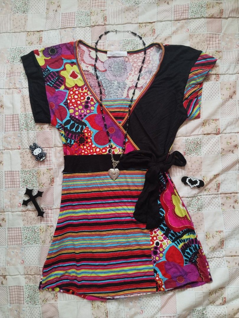 Y2k Multi patterned short sleeve V-neck top (Category: Others Tops) located in Cebu City. Submitted by thrift_with_anjel (Listing ID 1470857882, Image 1). Description: ❀.ೃ࿔Multi-patterned short-sleeve top ❀.ೃ࿔* 🌹Brand: promod 🌸Bust: 32-46 🌸Waist: 24-36 🌷Mine: 680(AU).