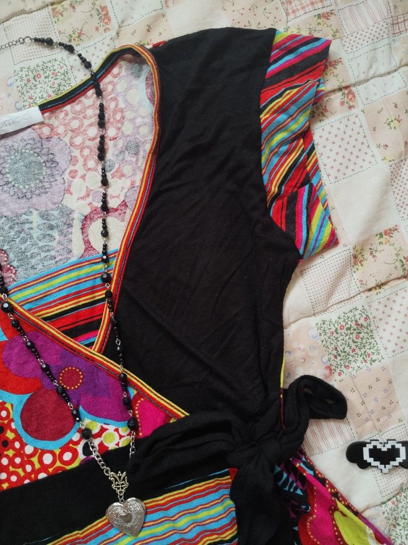 Y2k Multi patterned short sleeve V-neck top (Category: Others Tops) located in Cebu City. Submitted by thrift_with_anjel (Listing ID 1470857882, Image 3). Description: ❀.ೃ࿔Multi-patterned short-sleeve top ❀.ೃ࿔* 🌹Brand: promod 🌸Bust: 32-46 🌸Waist: 24-36 🌷Mine: 680(AU).