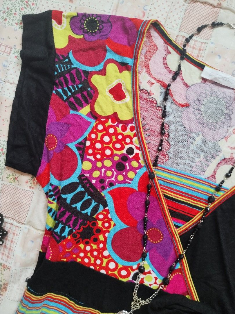 Y2k Multi patterned short sleeve V-neck top (Category: Others Tops) located in Cebu City. Submitted by thrift_with_anjel (Listing ID 1470857882, Image 2). Description: ❀.ೃ࿔Multi-patterned short-sleeve top ❀.ೃ࿔* 🌹Brand: promod 🌸Bust: 32-46 🌸Waist: 24-36 🌷Mine: 680(AU).