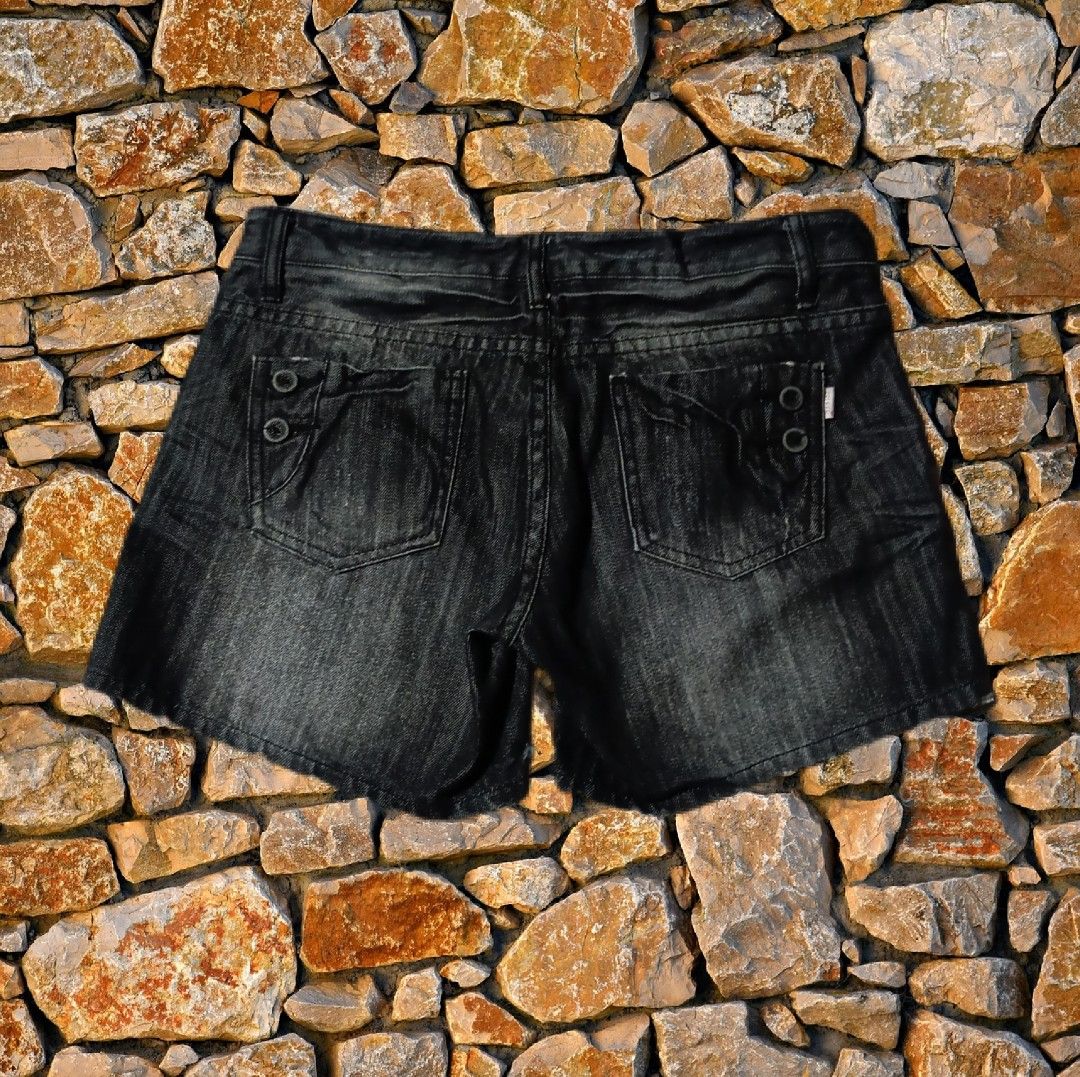 Y2K RELEXE DENIM JEANS SHORT (Category: Shorts) located in Mandaue City. Submitted by gusstboy21 (Listing ID 1470872174, Image 2). Description: AUTHENTIC NO ISSUE/CRISPY SIZE : MED ON TAG DIMES : W32 L12 HEM9 MOP : GCASH MOD : JNT LOC : CEBU, PH.