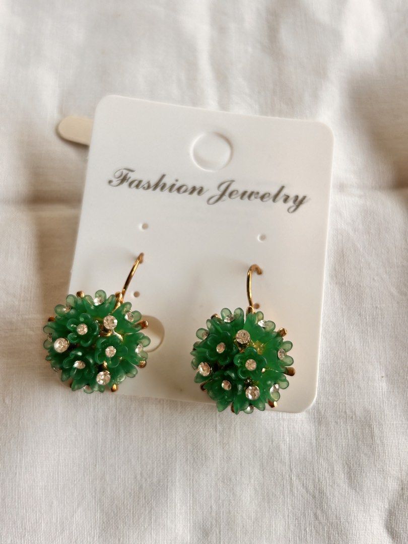 Y2k Trendy Chunky Silver Pearl Earrings (Category: Earrings) located in Pinamalayan. Submitted by _dragonfly (Listing ID 1470777840, Image 3). Description: Prices in the second photo incased you missed it. Items with no prices are 30 pesos.