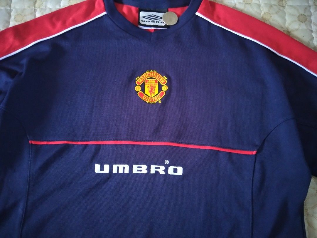 Y2K Umbro Jersey Med-large (Category: Tshirts & Polo Shirts ) located in Zamboanga. Submitted by zhumhazhav (Listing ID 1470768979, Image 2). Description: Tag size large Width 20.5 Length 26.5 Navy blue, red color In good condition Issue see last pic di malala Check all photos for details 450+shipping fee.
