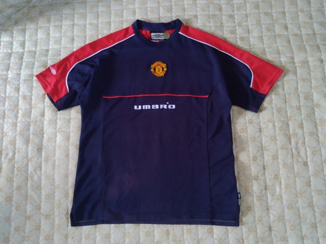 Y2K Umbro Jersey Med-large (Category: Tshirts & Polo Shirts ) located in Zamboanga. Submitted by zhumhazhav (Listing ID 1470768979, Image 1). Description: Tag size large Width 20.5 Length 26.5 Navy blue, red color In good condition Issue see last pic di malala Check all photos for details 450+shipping fee.