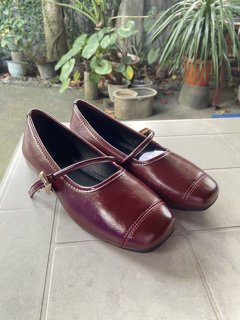 Yoto Maroon Mary Jane Flats (Category: Flats & Sandals) located in Valenzuela. Submitted by finslzr (Listing ID 1470754982, Image 3). Description: - Brand: Yoto - Style: Mary Jane flats - Color: Maroon - Condition: Brand new, sinukat lang - Bought for 400 - Still negotiable RFS: Wrong size Size: EU 42, 26cm.