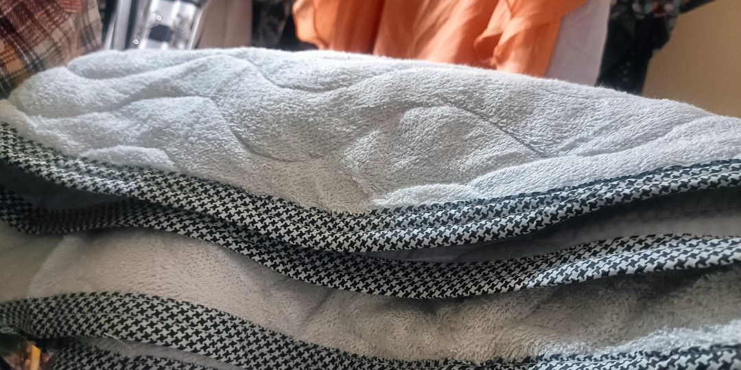 YSL bed cover single (Category: Bedding & Towels) located in General Santos City (Dadiangas). Submitted by japan-ukay (Listing ID 1470803352, Image 3). Description: color: light blue.