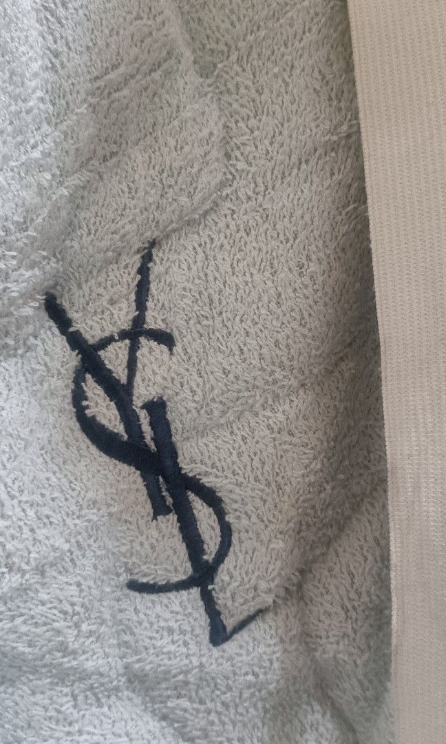 YSL bed cover single (Category: Bedding & Towels) located in General Santos City (Dadiangas). Submitted by japan-ukay (Listing ID 1470803352, Image 1). Description: color: light blue.