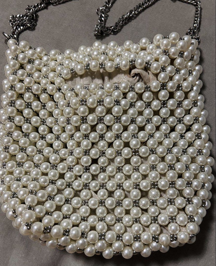 ZARA (Category: Cross-body Bags) located in Davao. Submitted by sart0ria85 (Listing ID 1470870820, Image 3). Description: White faux pearl beaded crossbody bag with silver-tone chain strap. With interior sac pouch in Linen and polyester blend. MADE IN CHINA 🇨🇳 Medium Size shoulder bag. EXCELLENT CONDITION (98/100).