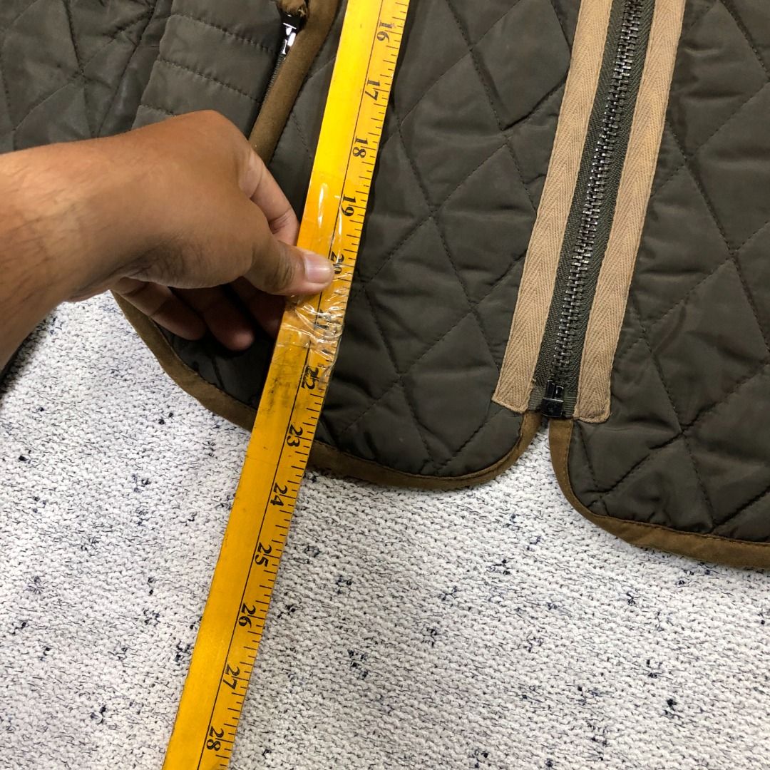 ZARA BASIC Diamond Quilted Padded Jacket Size Medium (Category: Coats, Jackets and Outerwear) located in Santa Rosa. Submitted by sergids (Listing ID 1470831069, Image 3). Description: ZARA BASIC Diamond Quilted Padded Jacket Size Medium Check fitting tops to ensure this fits you. Dimensions below are exact measurements, see pics as well for comparison. 9/10 Condition and Colorway Dimensions: Check pic slide for actual size and dimensions. J&T or