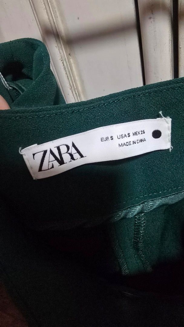 Zara Dark Green Trousers (Category: Jeans) located in Manila. Submitted by stuff.gaming (Listing ID 1470857937, Image 3). Description: - Brand: Zara - Size: S - Color: Dark green - Style: High waist with a clean silhouette and side zipper closure - Material: Smooth fabric, ideal for work or evenings out - Condition: Worn a couple of times, excellent shape.