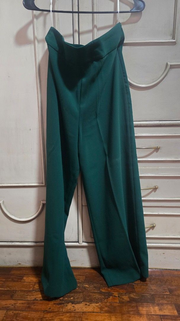 Zara Dark Green Trousers (Category: Jeans) located in Manila. Submitted by stuff.gaming (Listing ID 1470857937, Image 2). Description: - Brand: Zara - Size: S - Color: Dark green - Style: High waist with a clean silhouette and side zipper closure - Material: Smooth fabric, ideal for work or evenings out - Condition: Worn a couple of times, excellent shape.