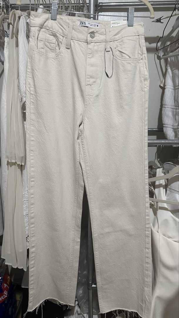 Zara Ecru Straight Fit Jeans (Category: Jeans) located in Davao. Submitted by krau_ (Listing ID 1470827018, Image 2). Description: Brand new with tag! Last price! High rise, Rigid Denim Not stretchable Size 34 on tag, fits 26 best Length 40 inches Issue: missing rivets on the pocket corners .