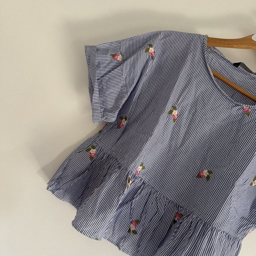 Zara embroidery dolltop (Category: Blouses) located in Manila. Submitted by apparella.ph (Listing ID 1470746753, Image 2). Description: Super pretty 10/10 Bust:40 Length:19 ☑️Everything is my Own preloved / BNWT/BNWOT ☑️ not thrifted/Ukay ☑️ malukot sa picture kasi na stock sa cabinet (tinatamad mag plantsa ✌️ ) ☑️Personal items ( usually bought in US/UK/JPN ) every year po ako nag aabroad so expect i don’t sell fake items and mejo pricey ☑️ chec