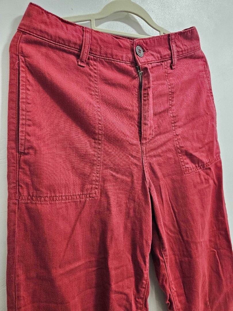 Zara high-waisted cargo pants (Category: Jeans) located in Los Banos. Submitted by itsmecathey (Listing ID 1470904832, Image 3). Description: Like new, fits 27-28.