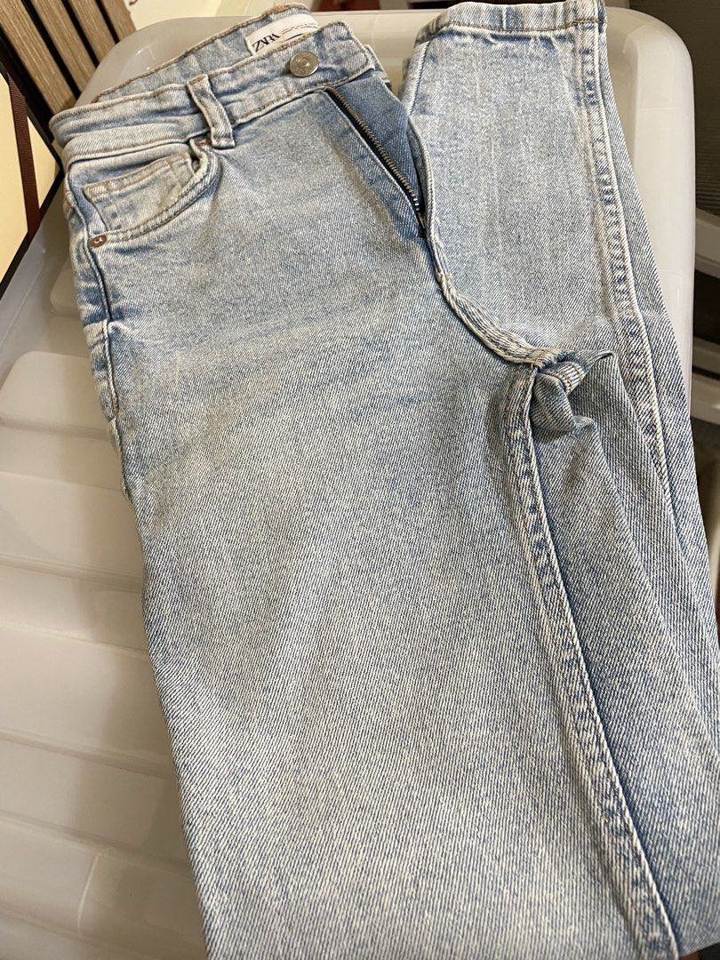 Zara Skinny Jeans size26 (Category: Jeans) located in Manila. Submitted by ysadeclutters (Listing ID 1470805247, Image 2). Description: Decluttering [Preloved] Skinny jeans size 26 - Brand: Zara - Style: Light wash denim jeans, classic - Fit: Regular waist - Origin: Made in Bangladesh - Condition: Clean and well-maintained - Styling: Perfect to match with basic t-shirts or crop tops.