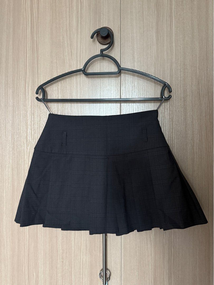 Zara pleated skirt (Category: Skirts) located in San Juan City. Submitted by anbi25 (Listing ID 1470805723, Image 1). Description: size xs only used twice rfs: decluttering .