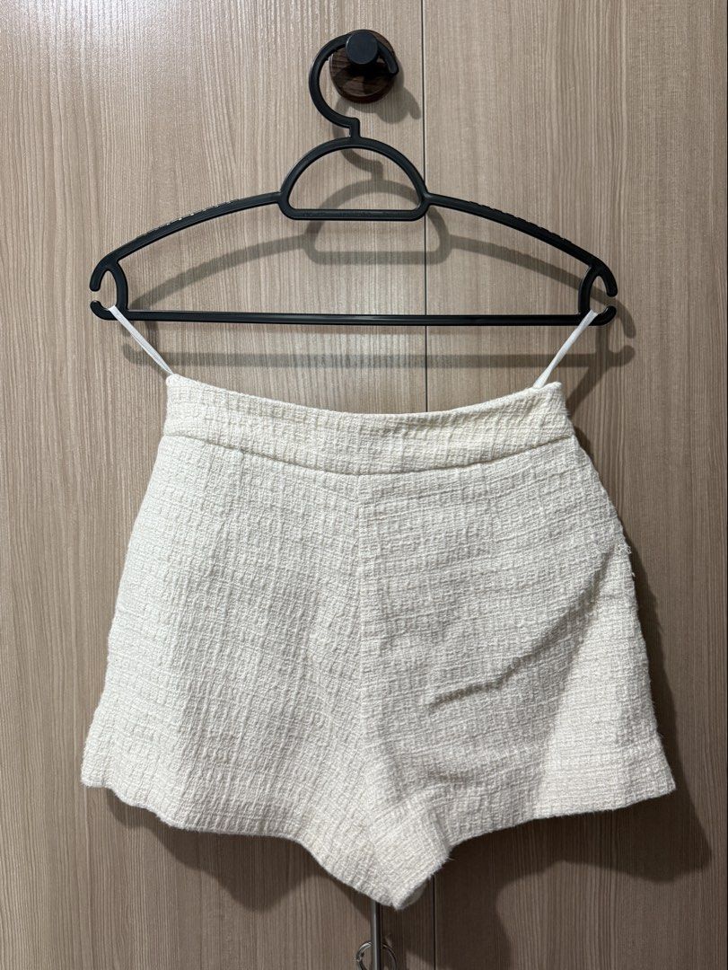 Zara skort (Category: Skirts) located in San Juan City. Submitted by anbi25 (Listing ID 1470815135, Image 2). Description: only used a few times rfs: decluttering .