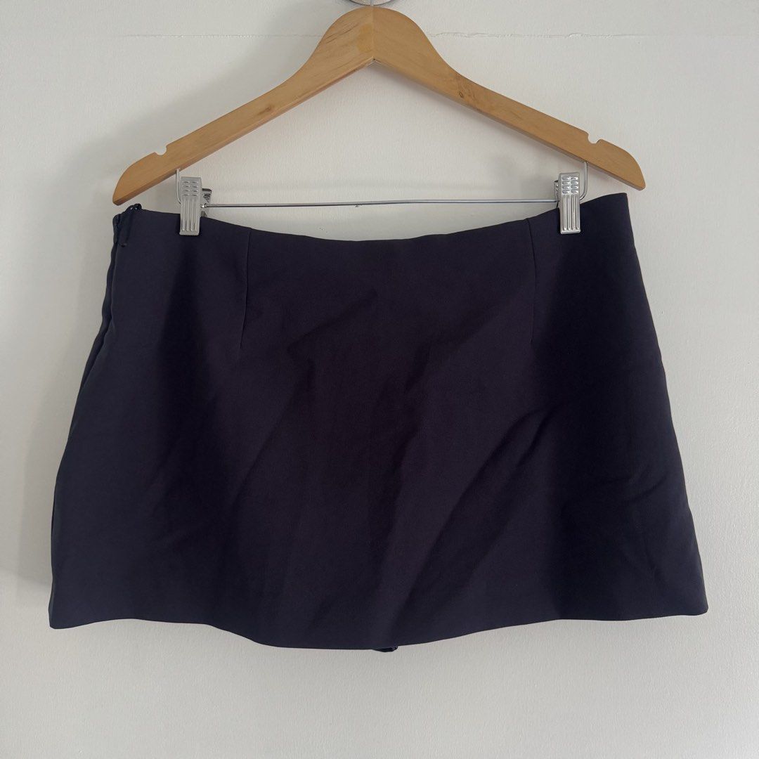 Zara Skort (Category: Skirts) located in Manila. Submitted by apparella.ph (Listing ID 1470821392, Image 3). Description: Selling low.XL Super pretty Waist:34 Lwngth:13.5 ☑️Everything is my Own preloved / BNWT/BNWOT ☑️ not thrifted/Ukay ☑️ malukot sa picture kasi na stock sa cabinet (tinatamad mag plantsa ✌️ ) ☑️Personal items ( usually bought in US/UK/JPN ) every year po ako nag aabroad so expect i don’t sell fake items and mejo pricey ☑️ check 
