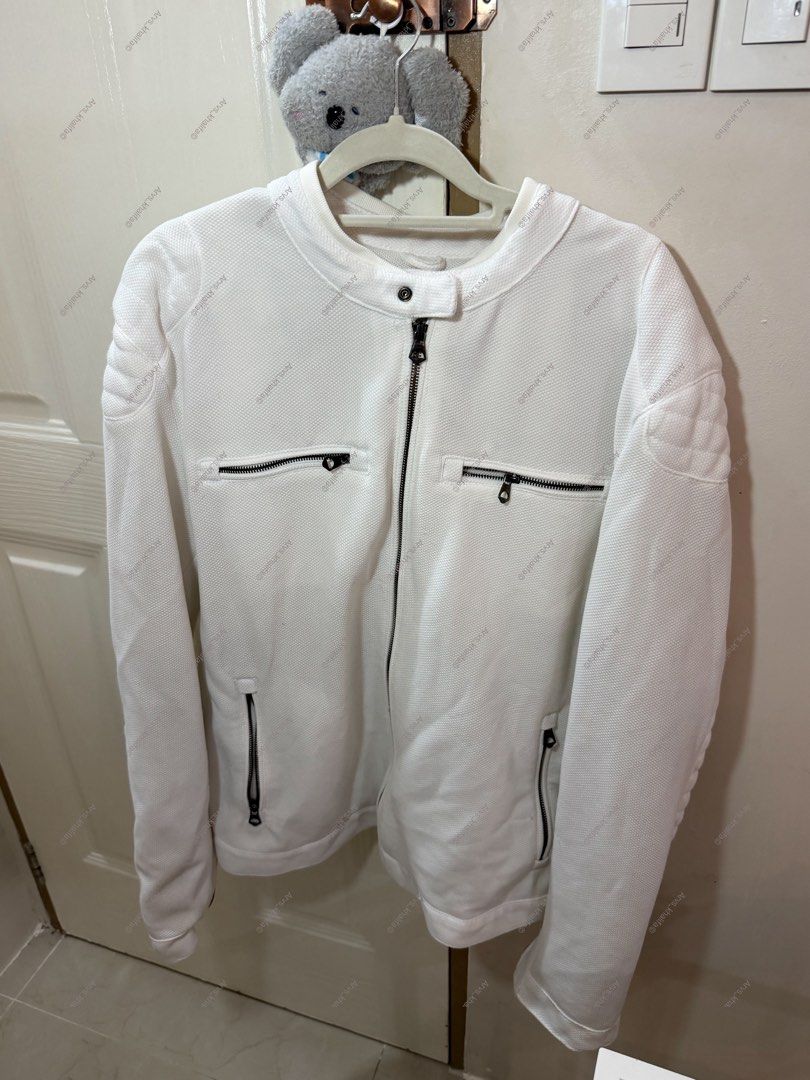 Zara White Biker Jacket (Category: Coats, Jackets and Outerwear) located in Rosario. Submitted by chippycoco (Listing ID 1470766793, Image 1). Description: .