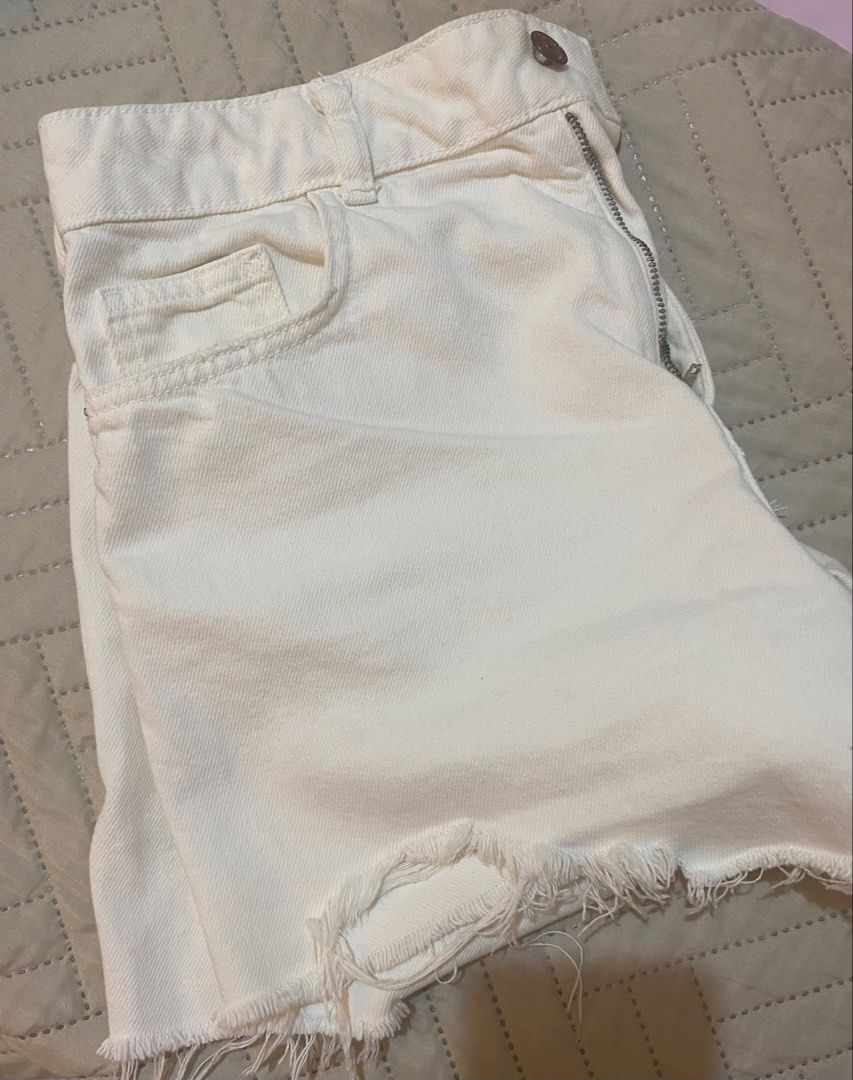 Zara White Denim shorts (Category: Shorts) located in Muntinlupa City. Submitted by aubreyraven (Listing ID 1470857332, Image 3). Description: Slightly used. With 3 small stains at the back pocket. Can be removed by washing..