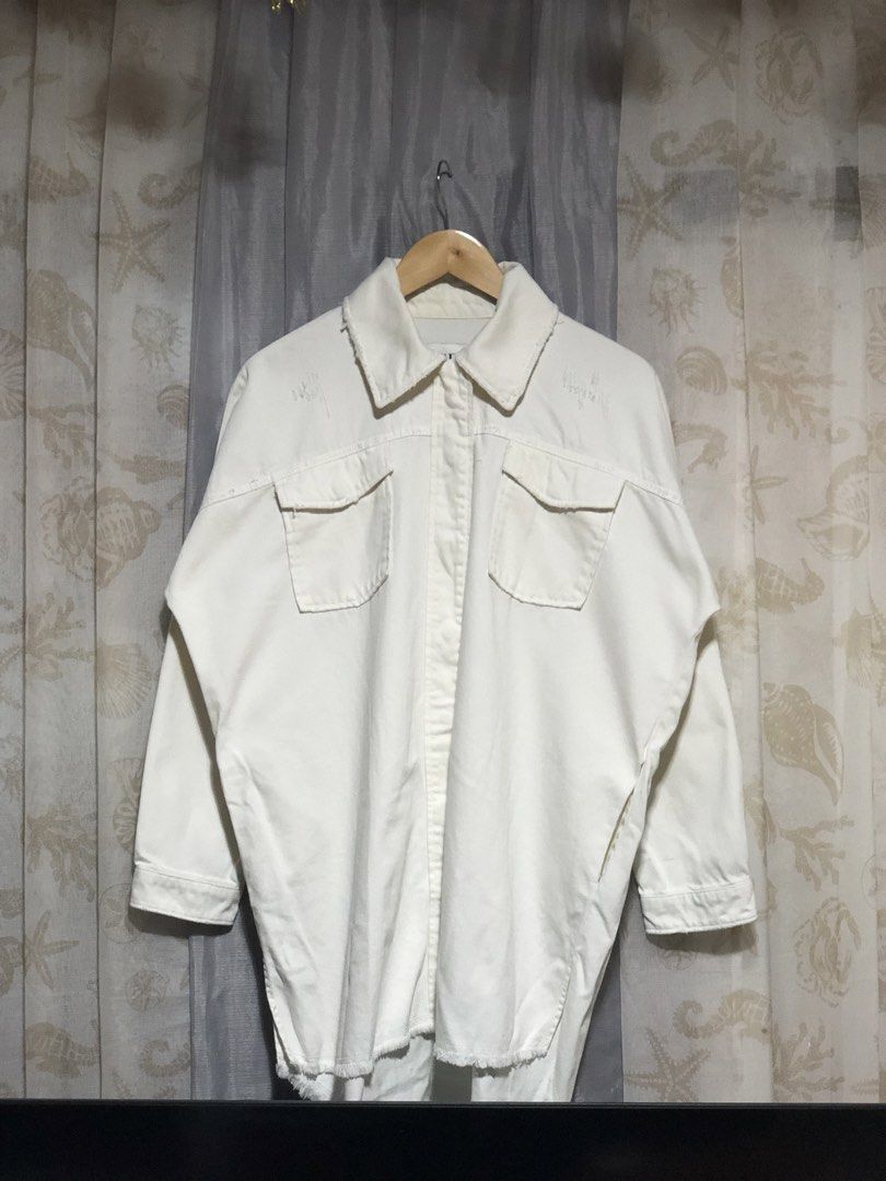 Zara White Oversized Denim Jacket (Category: Coats, Jackets and Outerwear) located in Calbayog City. Submitted by thriftme.bro (Listing ID 1470781739, Image 1). Description: Zara white oversized denim jacket, size XS. Features distressed details, snap-button closure, and chest pockets. Perfect for casual layering..