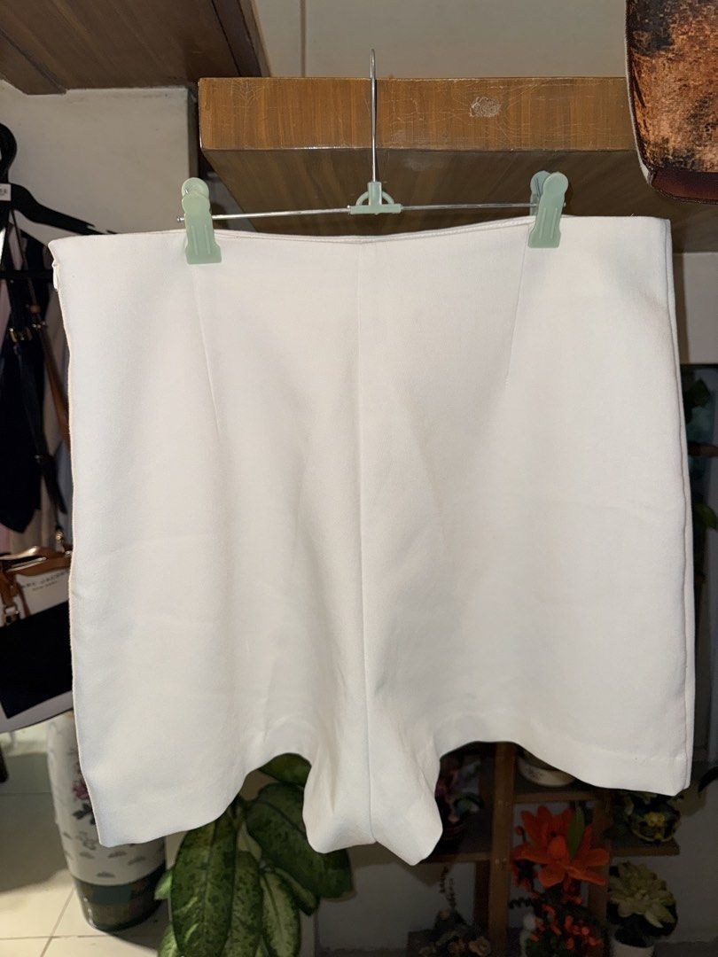 Zara White Skort Size XL (Category: Skirts) located in Manila. Submitted by clalala.fire (Listing ID 1470891519, Image 3). Description: In good condition No flaws.