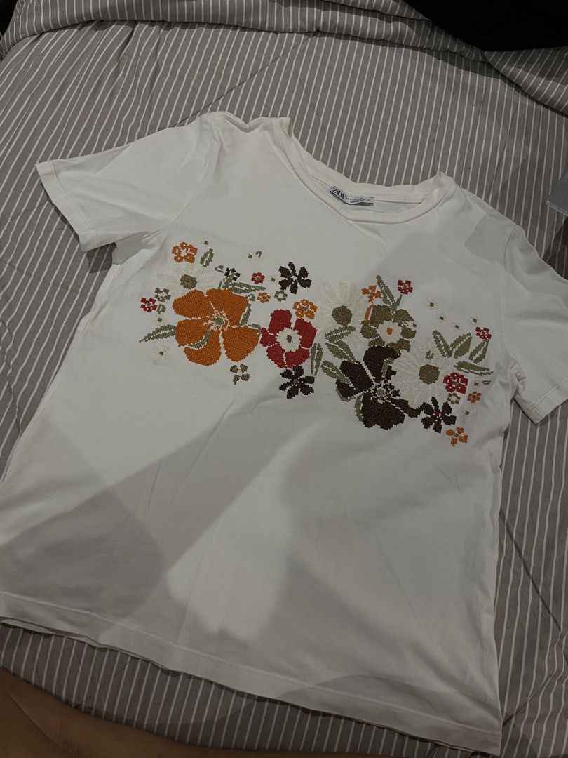 ZARA White Tshirt (Category: Shirts) located in Manila. Submitted by franceshous (Listing ID 1470896431, Image 1). Description: .