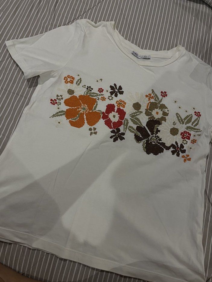Zara White Tshirt (Category: Shirts) located in Las Pinas. Submitted by francesaly (Listing ID 1470896562, Image 1). Description: .