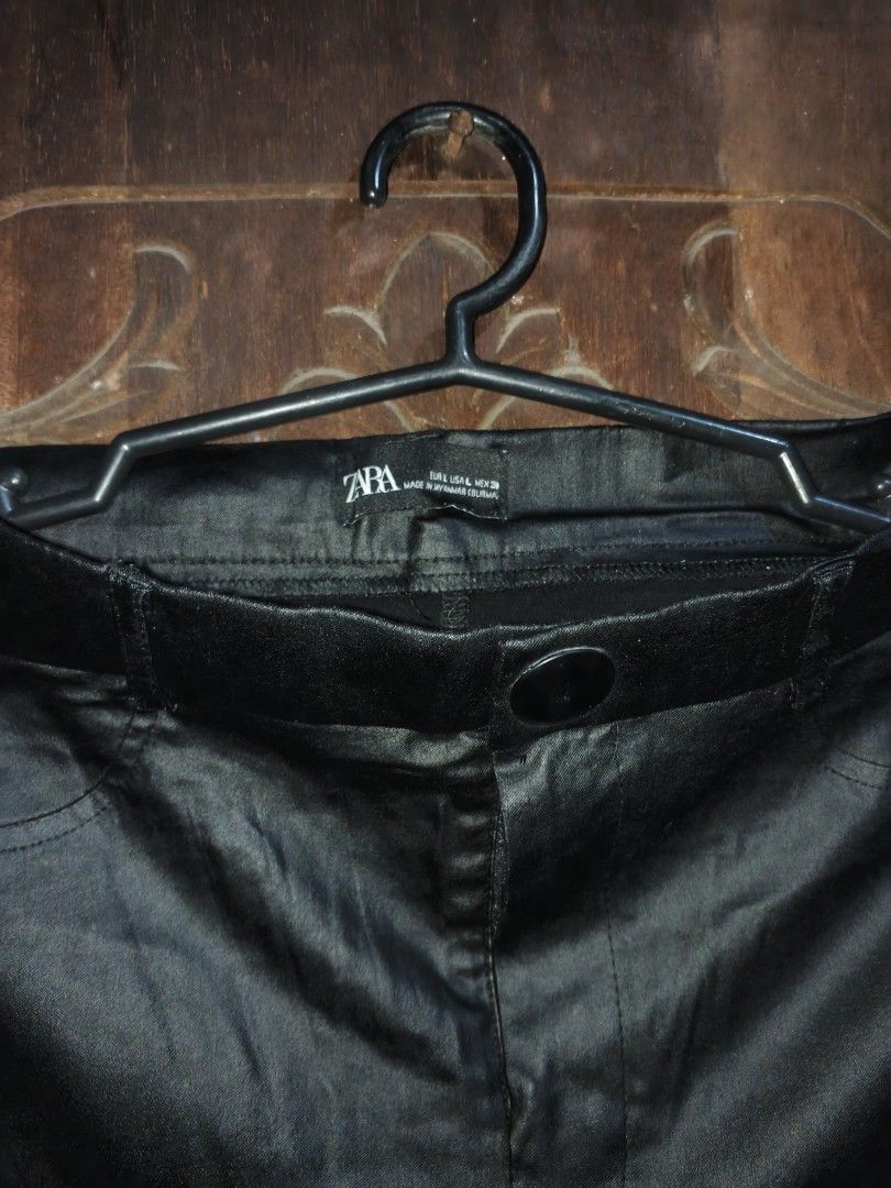 Zara Women's Leather Pants (Category: Jeans) located in Manila. Submitted by delacruz.j17 (Listing ID 1470883169, Image 2). Description: SIZE L - 30 waistline.